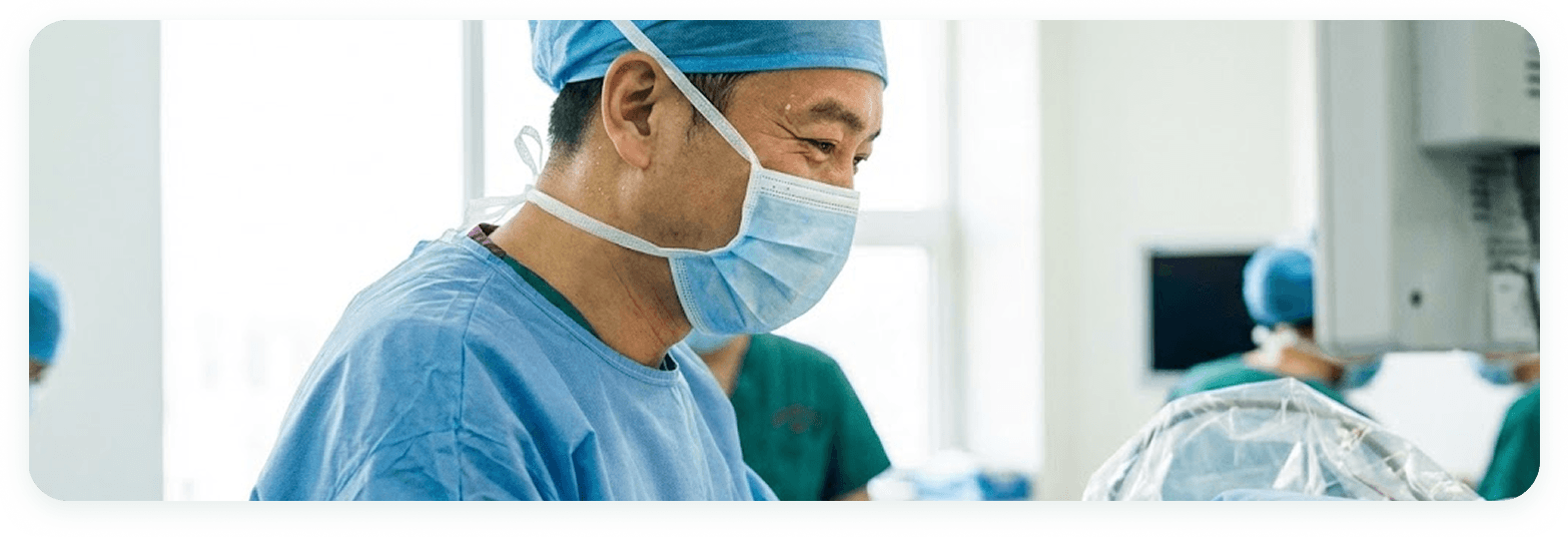 International patient discussing a medical travel plan with a Chinese hospital coordinator